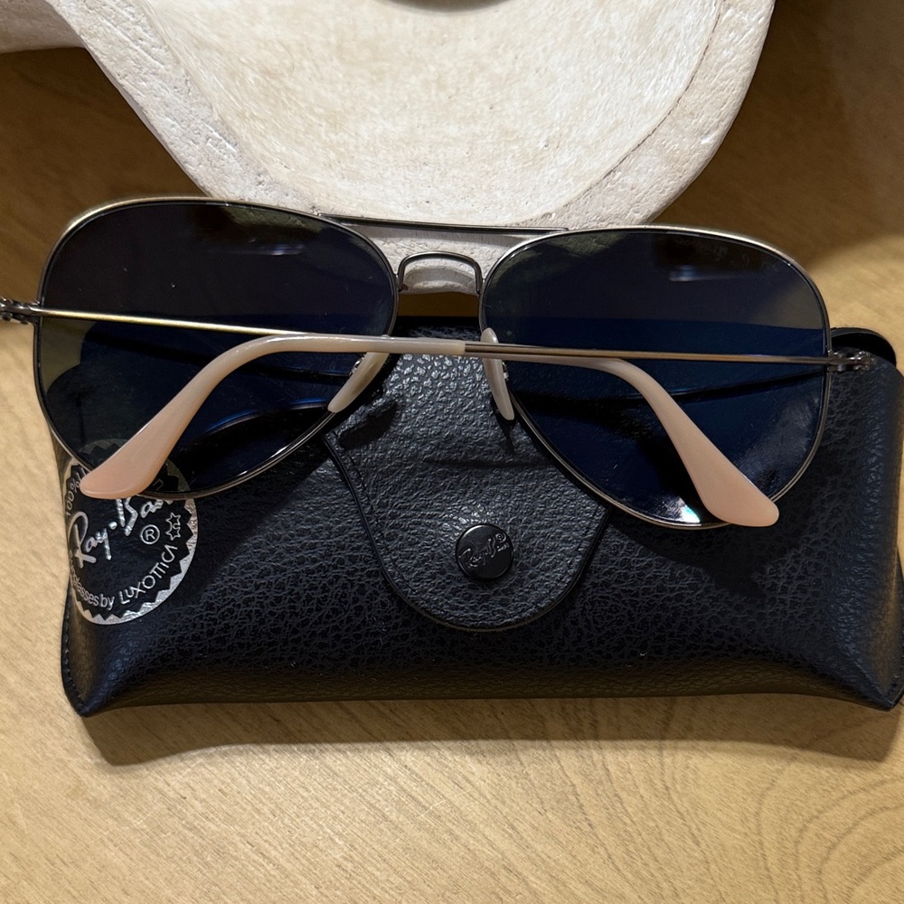 Ray-Ban Aviator Sunglasses with Silver Lenses and Black Case - Picture 4 of 5